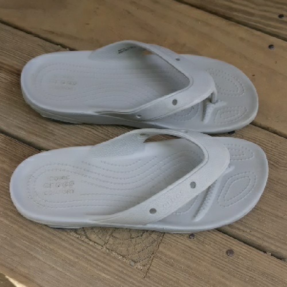 Crocs Flip Flop Sandals Mens 8 Womens 10 Light Gray